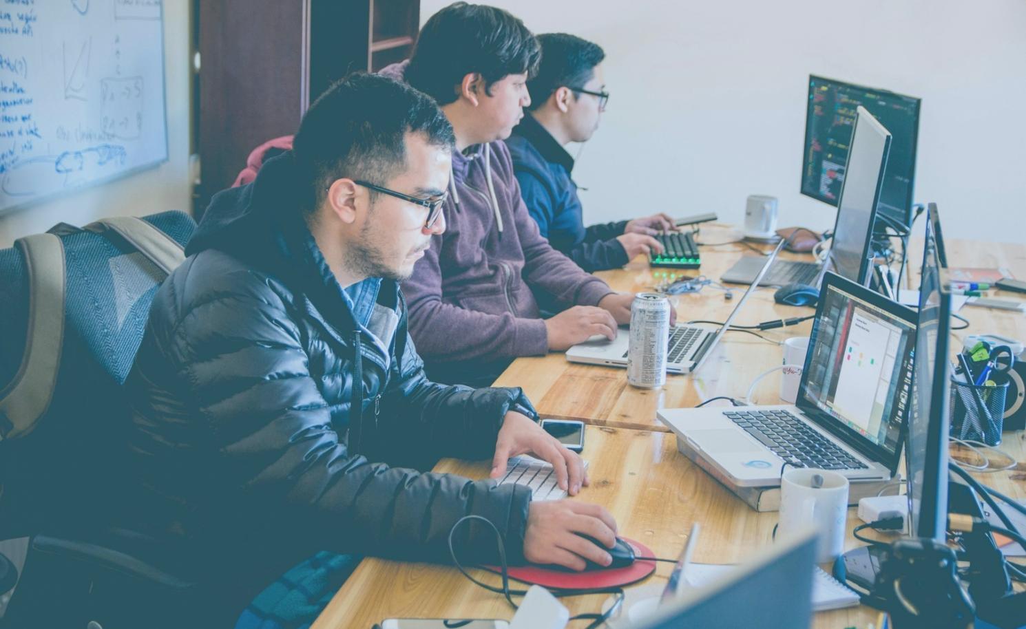 Команда финансовых консультантов Qalandro за работой